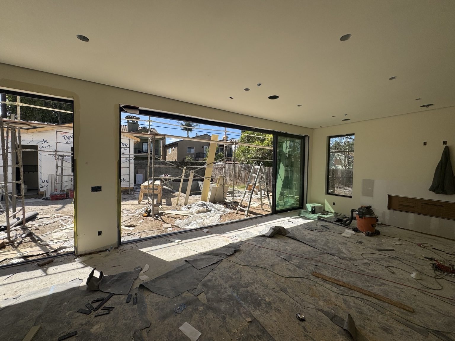 Interior construction with large openings by Coastline DC