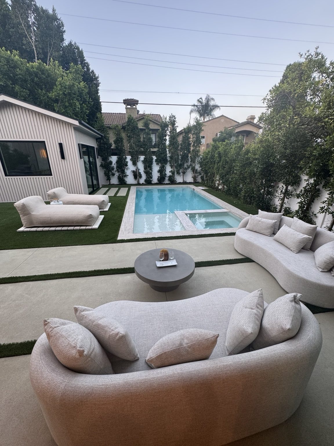 Custom swimming pool and outdoor entertaining area by Coastline DC